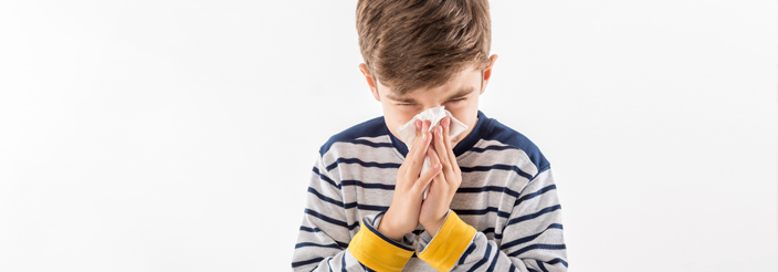 Niño presentando síntomas provocados por la sinusitis