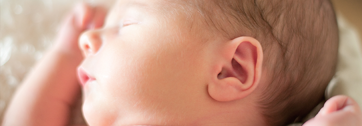 Primer plano de la oreja de un bebé durmiendo