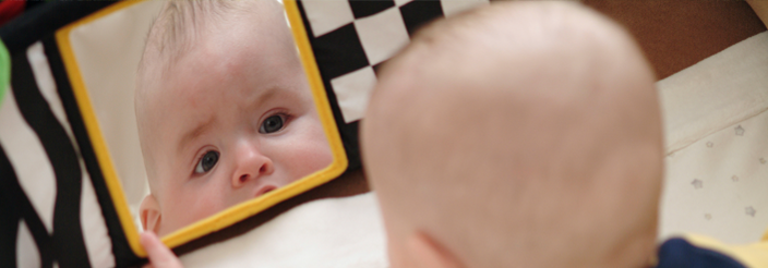 ¿De dónde viene la fascinación de los bebés por los espejos?