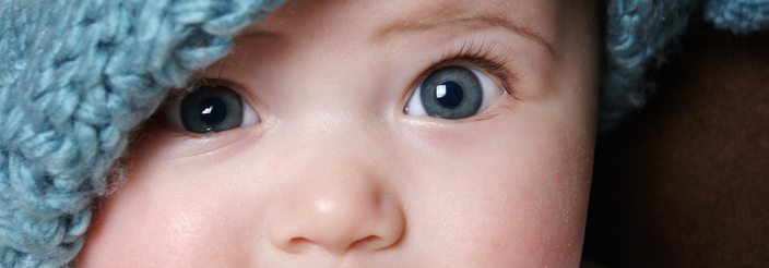 ¿Por qué tantos bebés nacen con los ojos azules y luego les cambian?