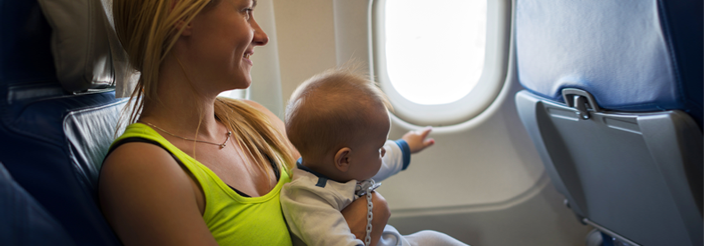 Bebé viajando en avión con su madre