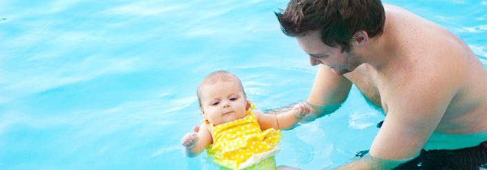 ¿Cuándo bañar a un bebé en la piscina?