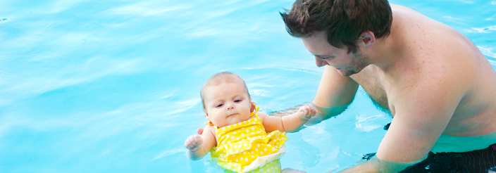 A partir de qué edad puedo llevar al bebé a una piscina?