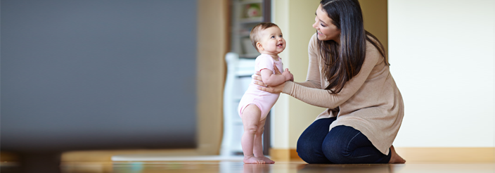 ¿Cómo enseñar al bebé a ponerse de pie?