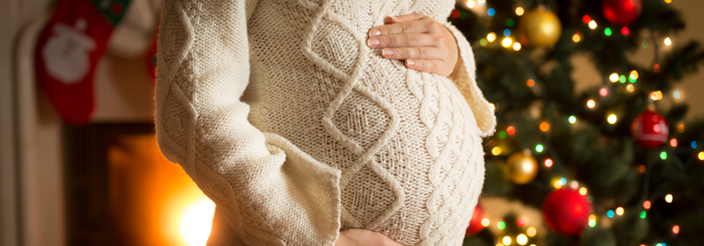 Mujer embarazada en Navidad