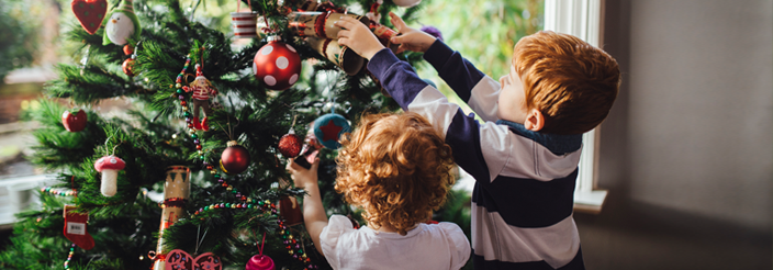 Niños montando el árbol de Navidad