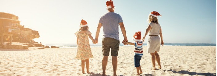 Familia celebrando la Navidad en la playa