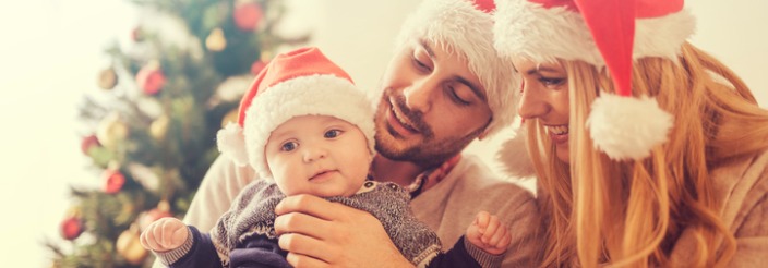 Pareja con bebé en Navidad