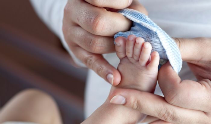 Vestir a un recién nacido: ¿Cuánta ropa debo poner? | Club Familias Vestir a un recién nacido: ¿Cuánta ropa debo poner? | Club Familias