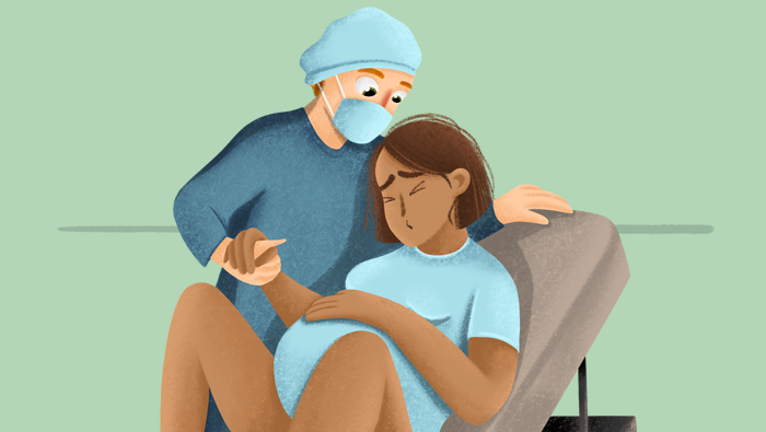 Mujer dando a luz con epidural en el hospital