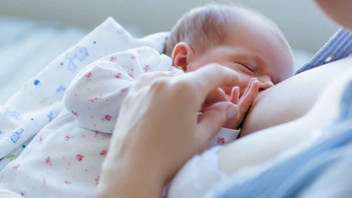 Amamantar al bebé tras la subida de la leche Nombre: subida de la leche