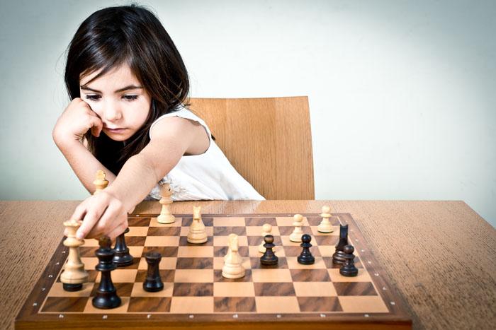 Niña jugando al ajedrez