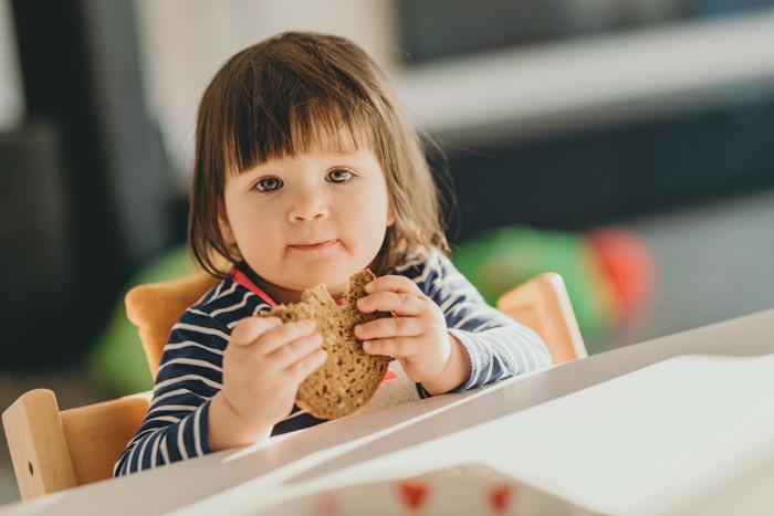 Niña comiendo pan de molde integral