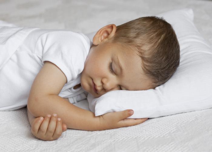  Niño durmiendo con una almohada plana