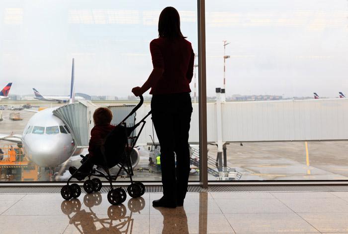 Silueta de una madre con su bebé en un aeropuerto