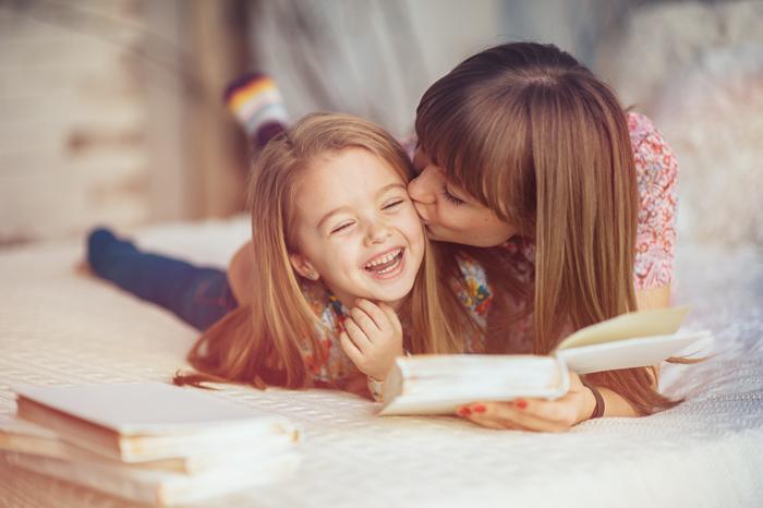 Madre e hija leyendo un cuento en voz alta