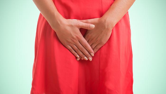 Mujer con las manos en la zona vaginal por molestias de candidiasis crónica