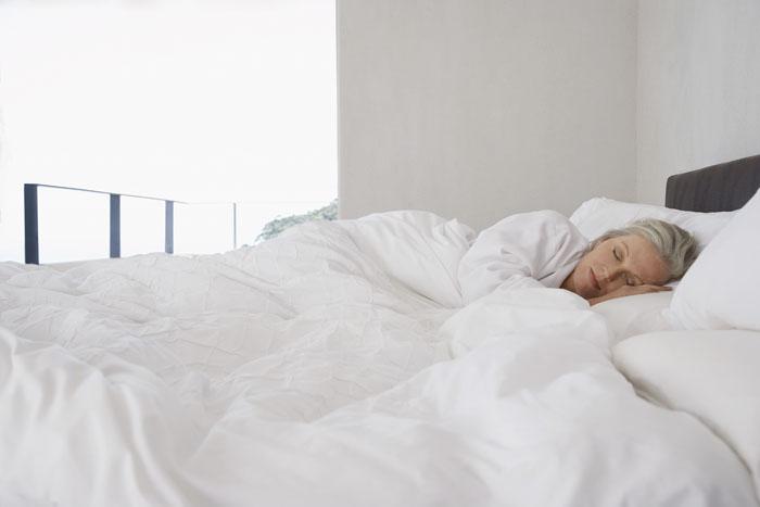 Mujer con menopausia durmiendo 