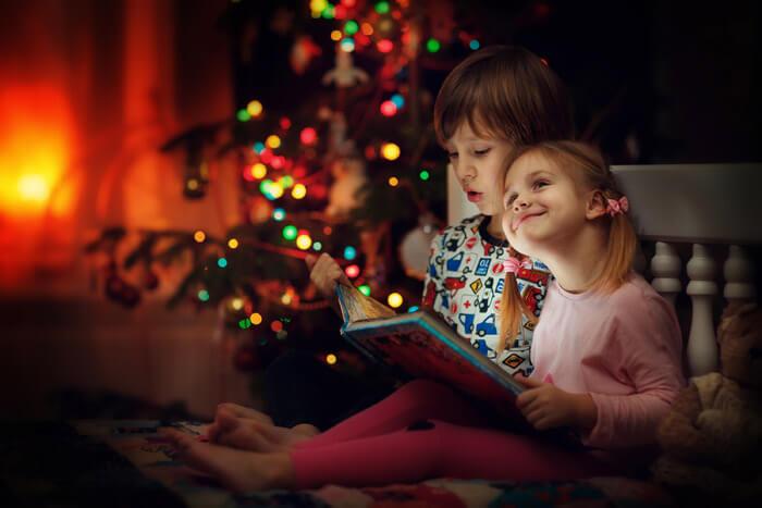 Niños leyendo cuentos de Navidad