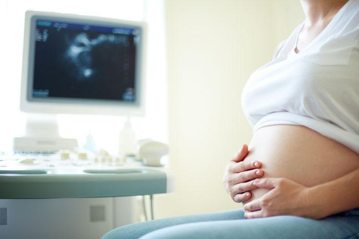 Mujer embarazada en la consulta del ginecólogo