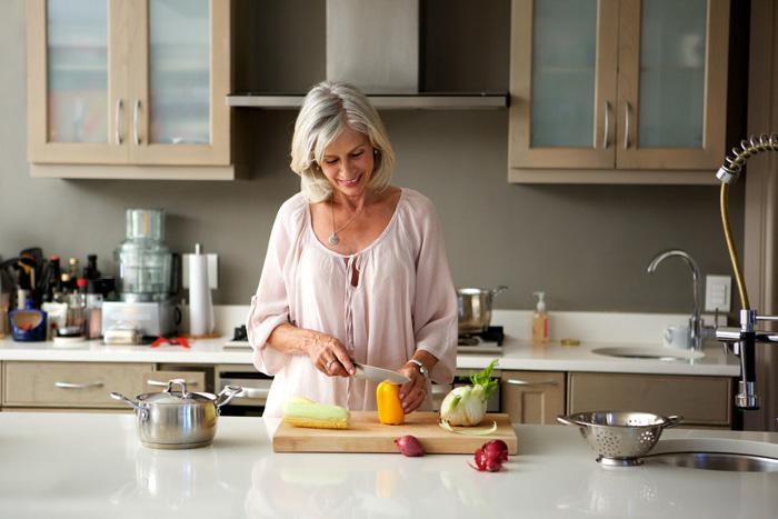 Mujer cocinando para una dieta en la menopausia