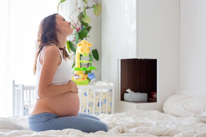 Mujer embarazada sufriendo una contracción