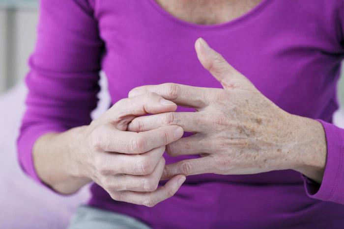 Mujer con dolores articulares en las manos 