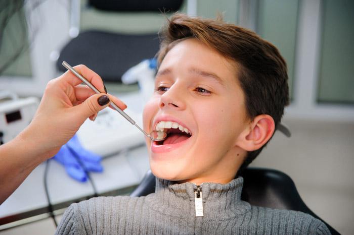 Niño en la consulta del dentista