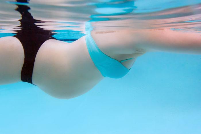 Mujer embarazada practicando natación