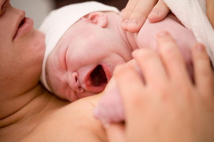 Madre y recién nacido haciendo piel con piel tras el parto