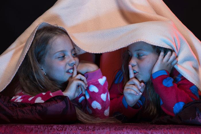 Dos niñas en una fiesta de pijamas