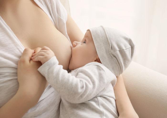 Bebé alimentándose con lactancia materna