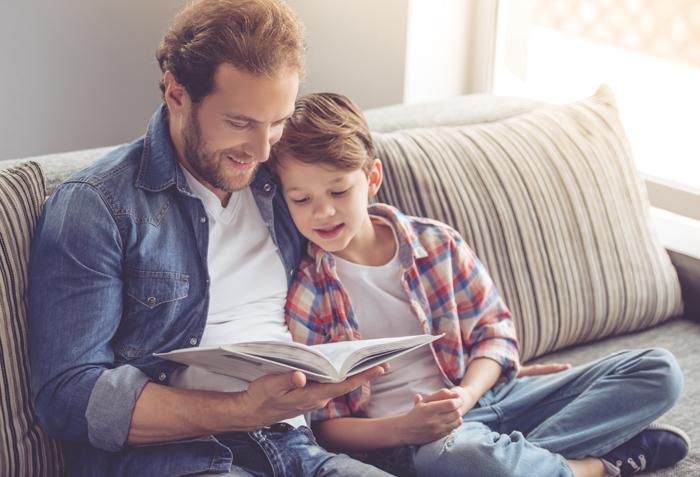 Padre e hijo leyendo en voz alta