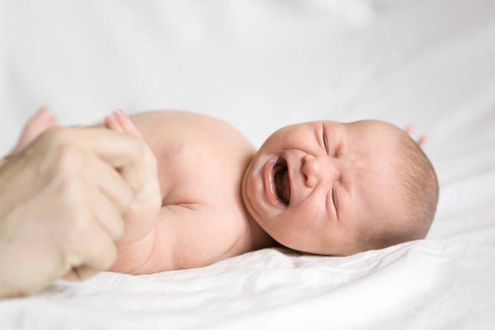 Bebé llorando por cólicos del lactante