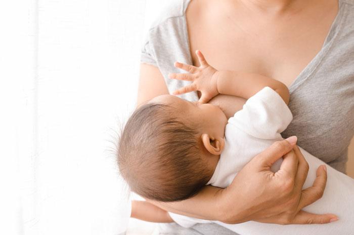 Bebé tomando leche materna
