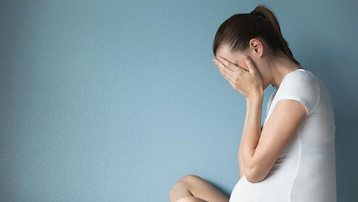 Mujer embarazada llorando por miedo al parto