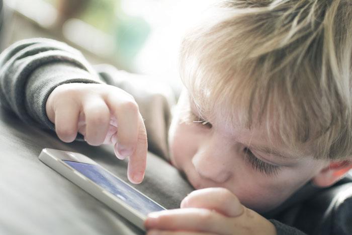 Niño jugando con el móvil