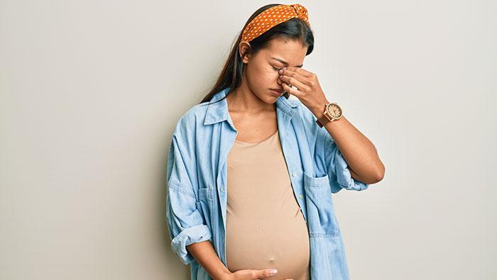 Mujer embarazada con cansancio extremo