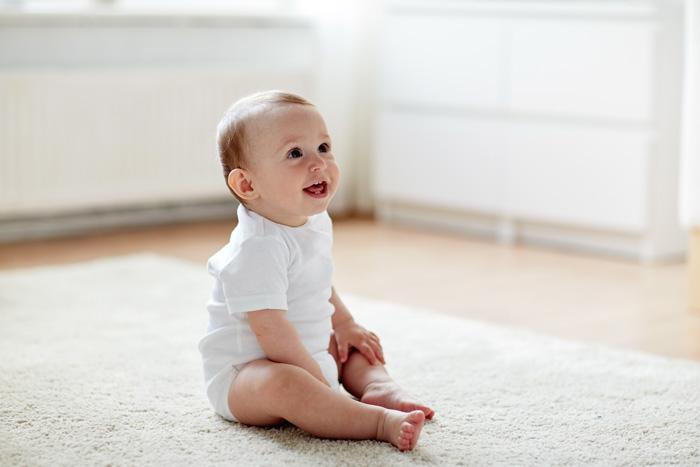 Bebé sentado en una alfombra