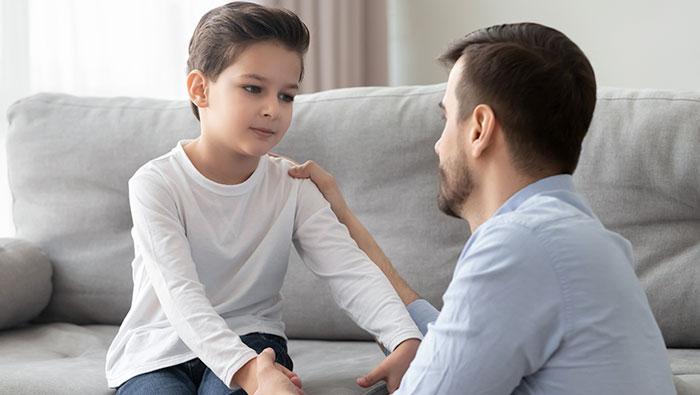 Padre e hijo hablando de las normas en casa. 