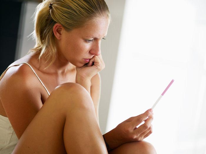 Mujer mirando un test de embarazo
