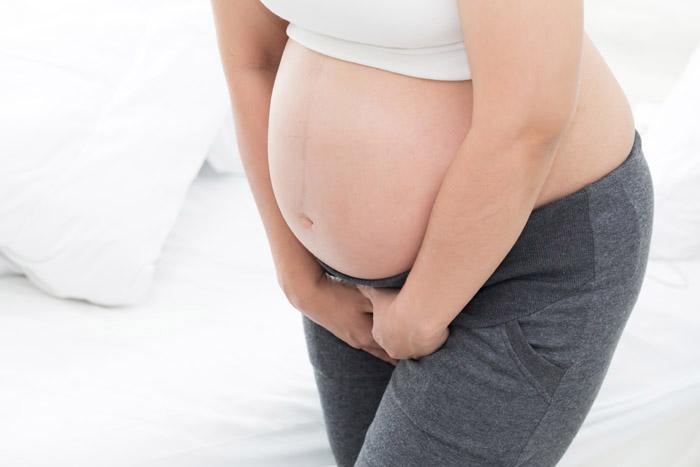 Mujer embarazada con contracciones