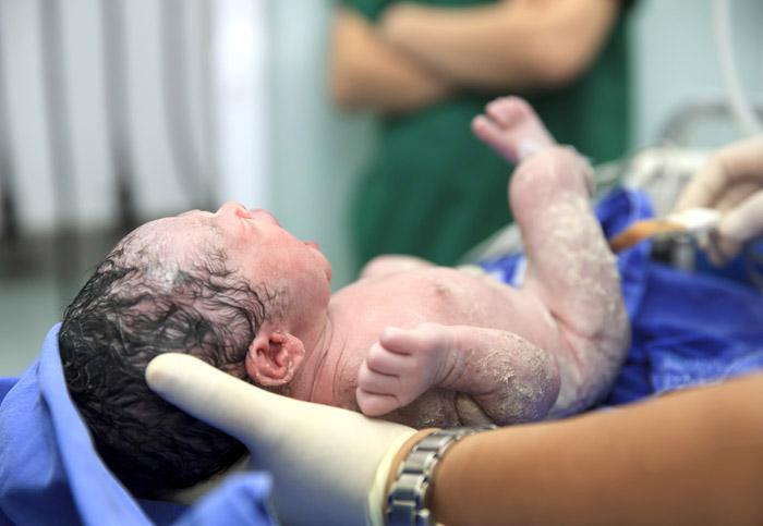 Bebé recién nacido en la sala de parto