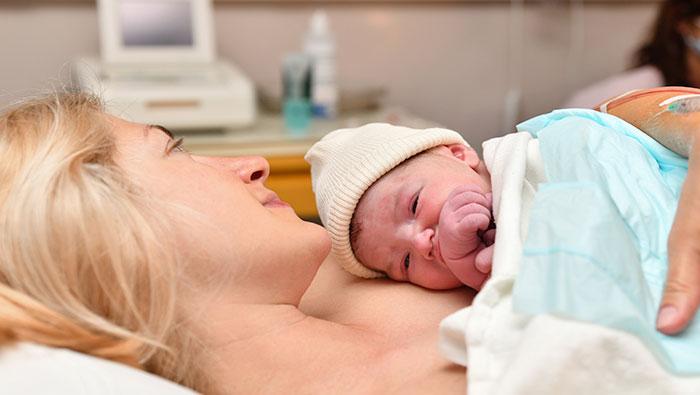 Madre y bebé haciendo piel con piel en el hospital tras el nacimiento