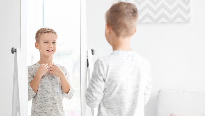 Niño frente al espejo
