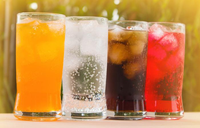 Vasos con refrescos de distintos sabores