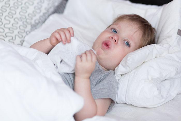 Niño con bronquiolitis en la cama