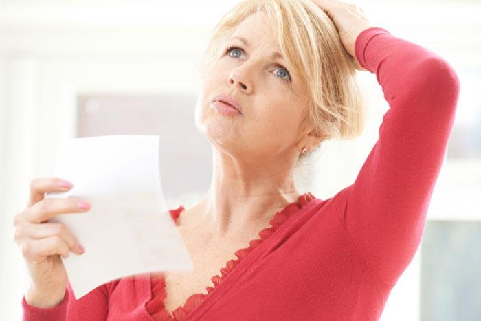 Mujer con un sofoco por la menopausia