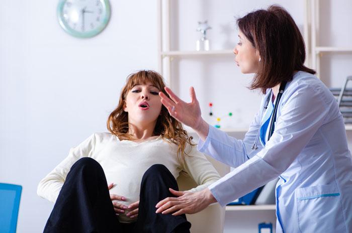 Embarazada en una consulta aprendiendo a respirar para el parto