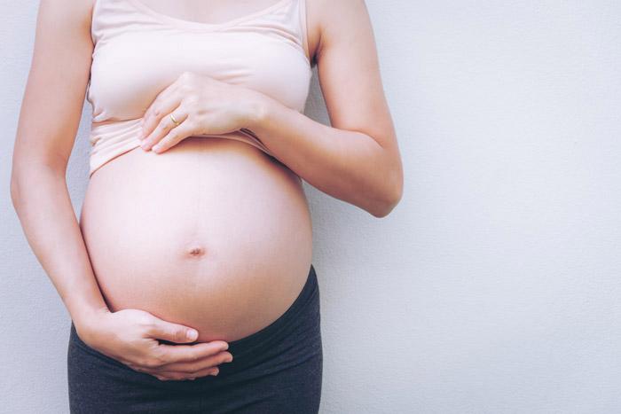 Plano de la tripa de una mujer embarazada